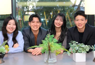 学生が制作に取り組む様子の写真